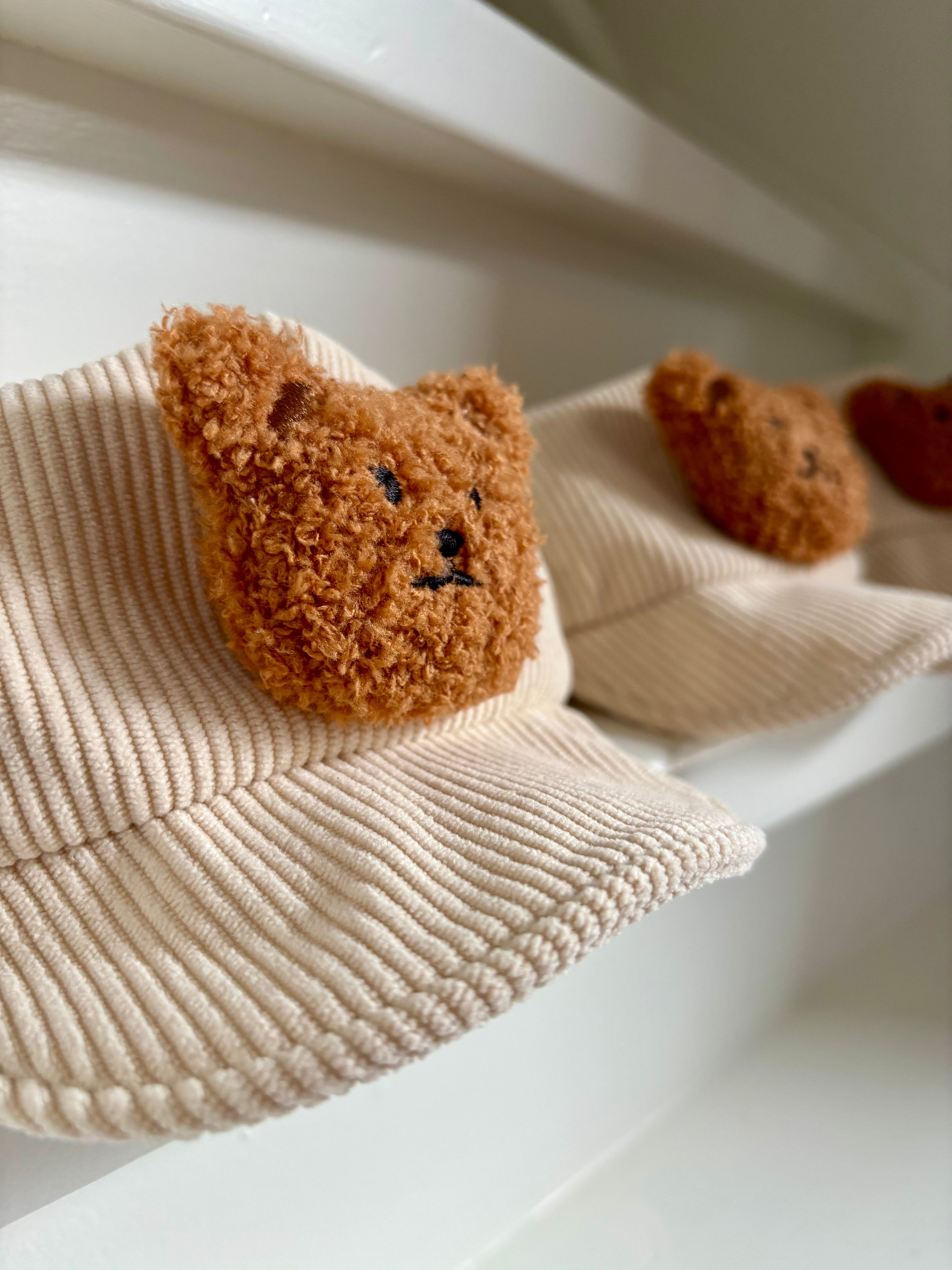 Corduroy pet met teddybeertje | Beige | Rammelaartje