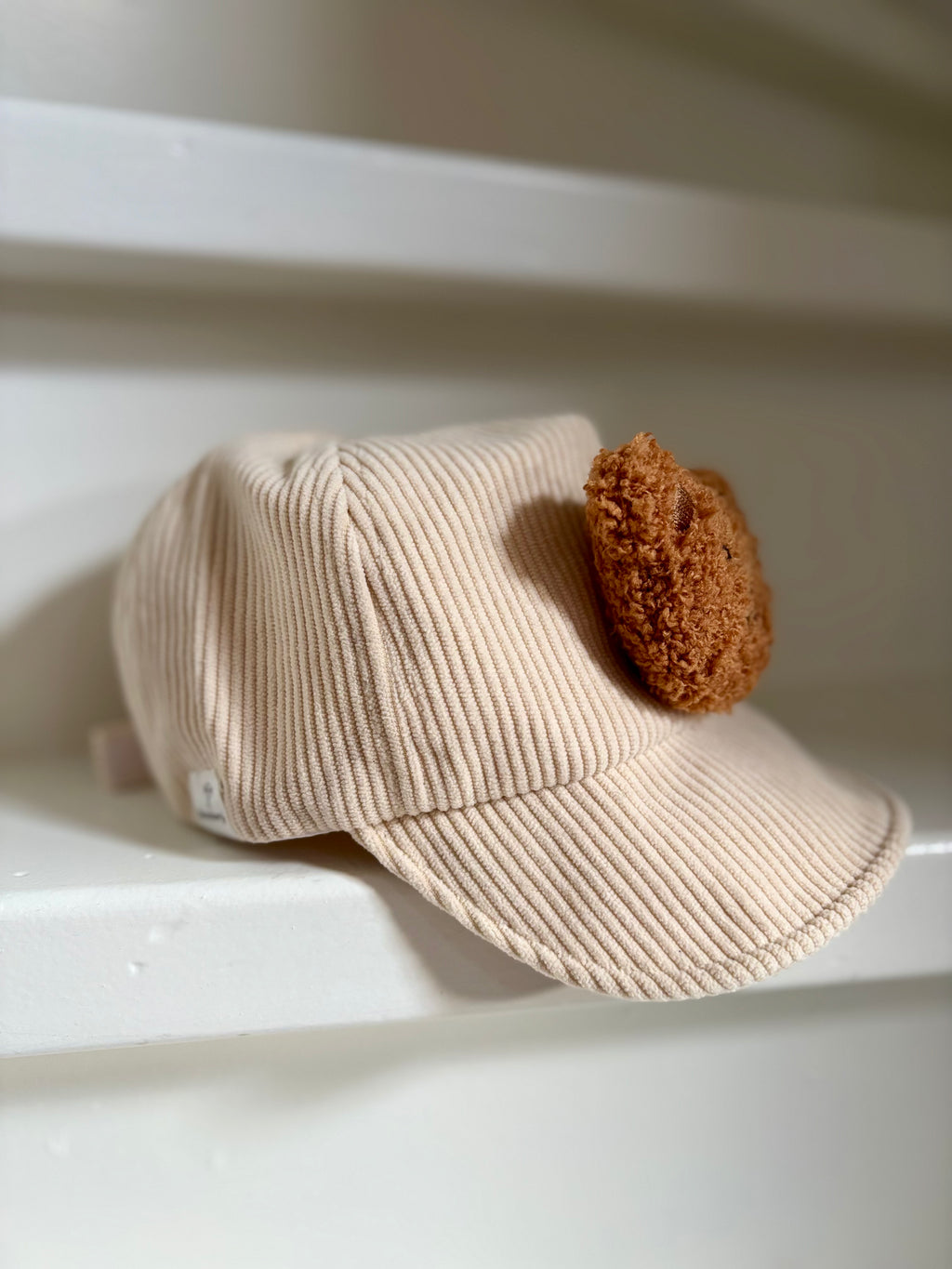 Corduroy pet met teddybeertje | Beige | Rammelaartje