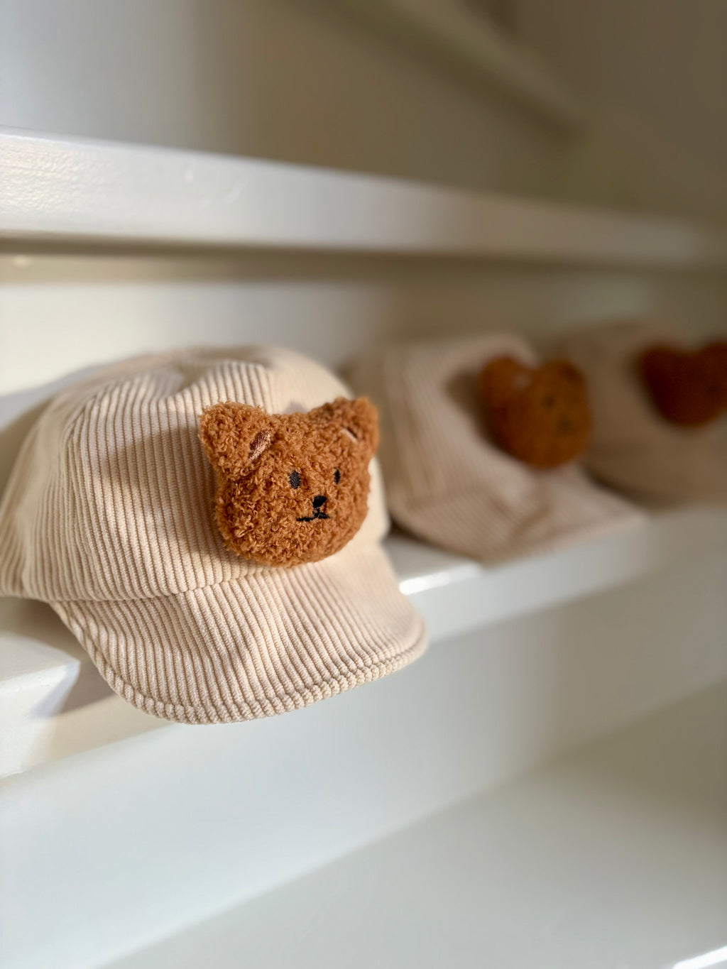 Corduroy pet met teddybeertje | Beige | Rammelaartje